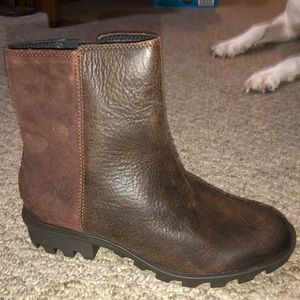 Sorel Phoenix Zip booties